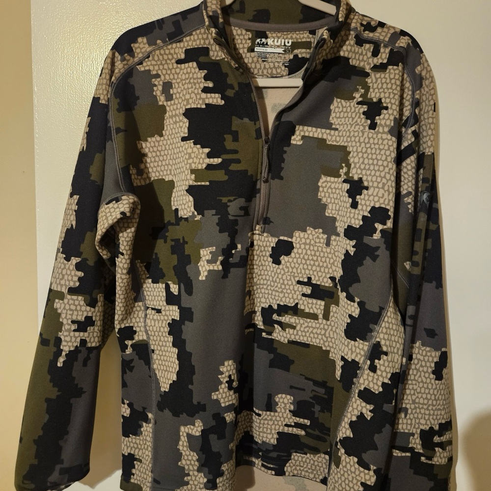 KUIU Camo Quarter-Zip Pullover in Green and Tan Kuiu Peleton 200
